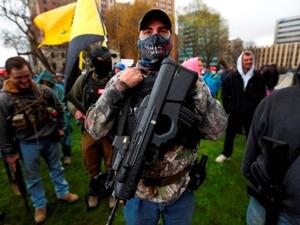  قام المدنيون المسلحون المحافظون بتنظيم مسيرات وتحدي 