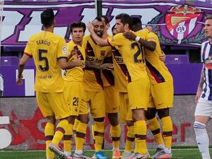 لاعبو برشلونة يحتفلون بهدف فيدال