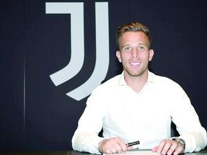 آرتور يوقع على عقد انتقاله ليوفنتوس