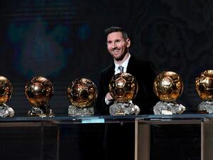 ميسي يستعرض جوائزه