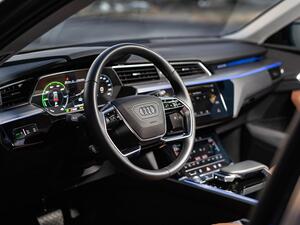 سيارة Audi e-tron 50 quattro  متوفرة في الأردن