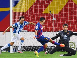 سواريز يقود برشلونة للفوز على الغريم