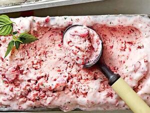 آيس كريم الفراولة والريحان 