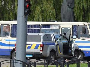 Armed man takes bus full of hostages in Ukraine (Twitter)