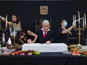 Israeli artist Itay Zalait takes aim at Netanyahu with life-size statue (Twitter)