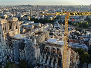 Greenpeace hangs climate banner from crane by Notre Dame (Twitter)