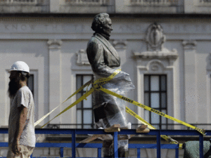 تفكيك وإزالة تماثيل شخصيات كونفدرالية أمريكية