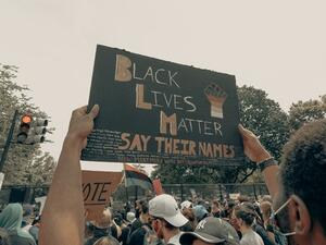 متظاهرون في الولايات المتحدة يرفعون شعار حياة السود مهمة