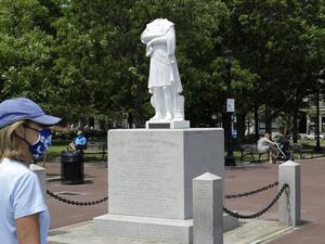 تحطيم تمثال للمستكشف كريستوفر كولومبوس