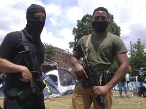 مسلحان من جماعة "حياة السود مهمة"