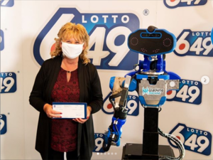 No human hands had touched the check for the 72 hours before the robot handed it over to Desjardins. (Instagram/ lotoquebec_officiel)