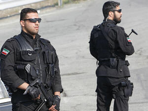 عنصران من الأمن الايراني