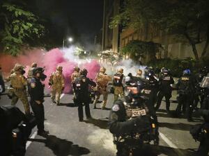 اشتباكات بين المتظاهرين ضد العنصرية وقوات الأمن الفدرالية