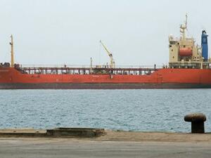 ناقلة نفط في ميناء الحديدة