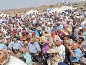 وقفة احتجاجية أمام بوابة مقر التحالف بعدن