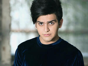 ترحيل مقلد المشاهير "شهاب" عن الكويت والسبب فيديوهات مخلة!