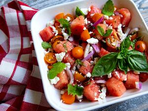 سلطة الطماطم والبطيخ المنعشة