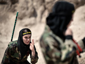 وتقول الولايات المتحدة إن بإمكانها ذلك إذ ما زالت مذكورة في قرار للأمم المتحدة يدعم الاتفاق النووي. 