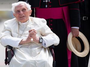 This file photo taken on June 22, 2020 shows former pope Benedict XVI posing for a picture at the airport in Munich, southern Germany, after visiting his brother and before his departure. Former pope Benedict XVI became seriously ill himself after visiting his sick brother in Germany in June and is "extremely frail", according to a report in the Monday, August 3, 2020 edition of the German Passauer Neue Presse newspaper. Sven Hoppe / POOL / AFP