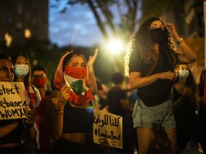 Protesters rally in front of the Lebanese consulate on August 6, 2020, in New York. Shock has turned to anger in a traumatised nation where at least 149 people died and more than 5,000 were injured in Tuesday's colossal explosion of a huge pile of ammonium nitrate that had languished for years in a port warehouse.  Eduardo Munoz Alvarez / AFP