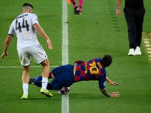 ميسي ومانولاس خلال المباراة