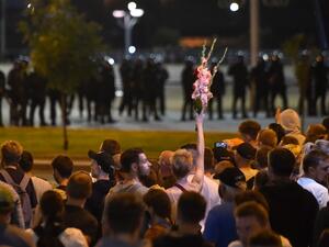 Opposition supporters rally the day after the presidential election in Minsk on August 10, 2020. Belarus police on August 10 used rubber bullets and tear gas to break up fresh protests challenging the result of a controversial weekend presidential election, witnesses and reports said. Sergei GAPON / AFP