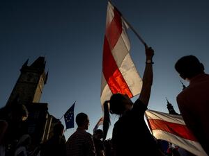 People holding Belarussian flags take part in a demostration in support of protests against the results of the Belarusian presidential election, on August 16, 2020 in Prague, Czech Republic. Michal Cizek / AFP