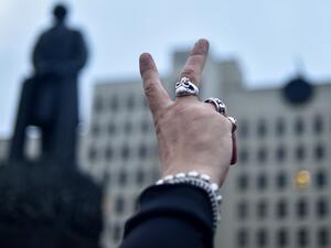 An opposition supporter makes a Victory sign during a rally to protest against disputed presidential elections results on Independence Square in Minsk on August 19, 2020. Sergei GAPON / AFP