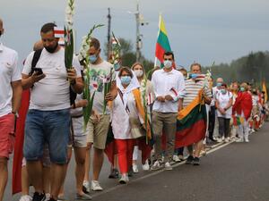 People form a human chain from Vilnius to Medininkai along the border with Belarus to show solidarity with the Belarussian people in Medininkai, Lithuania on August 23, 2020. PETRAS MALUKAS / AFP
