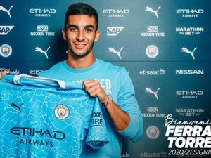 توريس يرفع قميص فريقه الجديد