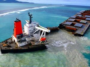 Wakashio split in two pieces  (Twitter)