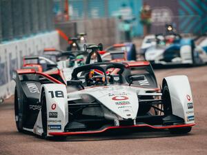 فريق بورشه يثبت جدارته في موسمه الأول من سباقات السيارات الكهربائية بالكامل ويظهر إمكاناته الواعدة كواحد من أفضل الفرق الجديدة