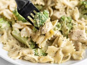 معكرونة البيستو الكريمية مع الدجاج والبروكولي