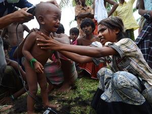Rohingya children receive haircuts by Indonesian volunteers at the newly set up confinement area for migrants at Bayeun, in Indonesia's Aceh province on May 22, 2015 (AFP Photo/Romeo Gacad)