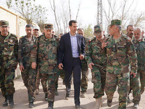 الرئيس الأسد يتوسط مجموعة من ضباط الجيش العربي السوري