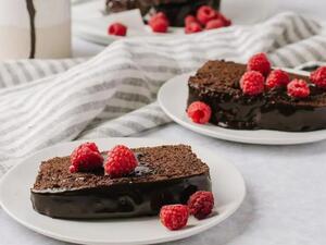 كعكة الشوكولاتة الداكنة بالزبادي