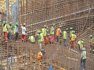 Ethiopian workers on scaffolding during construction of Grand Renaissance Dam near Sudanese-Ethiopian border (AFP/file photo)