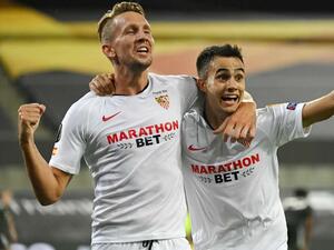 دي يونغ (يسار) يقود إشبيلية للنهائي