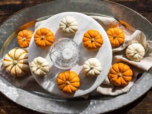 فكرة مميزة لاستخدام اليقطين كزينة على طاولة الطعام