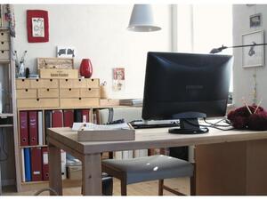 توافر لمبات ذات شدة إضاءة مرتفعة في غرفة المكتب بالمنزل توافر لمبات ذات شدة إضاءة مرتفعة في غرفة المكتب بالمنزل