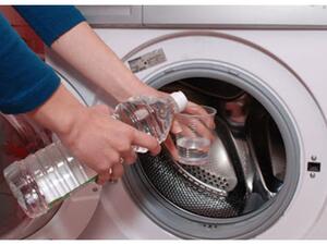 تنظّف آثار البقع والمنظفات ومحاليل التبييض، باستخدام فرشاة أسنان أو اسفنجة تنظّف آثار البقع والمنظفات ومحاليل التبييض، باستخدام فرشاة أسنان أو اسفنجة