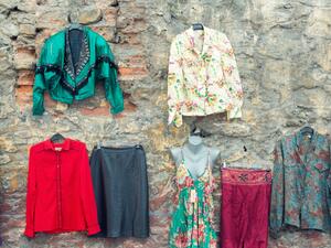 إفركي بقايا مزيل العرق في الملابس بشريط الرغوة الموجود على بعض علاقات المنظفات الجافة إفركي بقايا مزيل العرق في الملابس بشريط الرغوة الموجود على بعض علاقات المنظفات الجافة