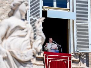 Pope Francis addresses worshipers from the window of the apostolic palace overlooking St. Peter's Square on September 6, 2020 in The Vatican, during the weekly Angelus prayer within the COVID-19 infection, caused by the novel coronavirus. Vincenzo PINTO / AFP