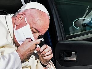 Pope Francis takes off his face mask as he arrives by car to hold a limited public audience at the San Damaso courtyard in The Vatican on September 9, 2020 during the COVID-19 infection, caused by the novel coronavirus. Vincenzo PINTO / AFP
