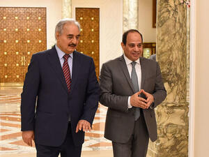 Egyptian President Abdel Fattah El-Sisi meets with military commander Khalifa Haftar (L) at the Ittihadia presidential Palace in the capital Cairo on May 9, 2019. (AFP/HO/Egyptian presidency)