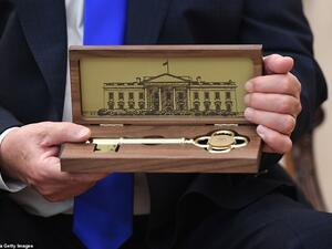 Israeli Prime Minister Benjamin Netanyahu(L) holds a "Gold Key" to the White House, presented by US President Donald Trump, during a bilateral meeting in the Oval Office of the White House in Washington, DC on September 15, 2020. SAUL LOEB / AFP