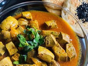 Chopped liver with tomato sauce and homemade naan (Instagram)