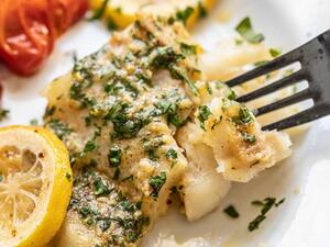 سمك القد المخبوز بالزبدة الثوم