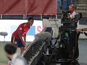 فاتي يحتفل بهدفه التاريخي