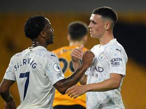 ستيرلينغ (يسار) يهنىء فودين بهدفه